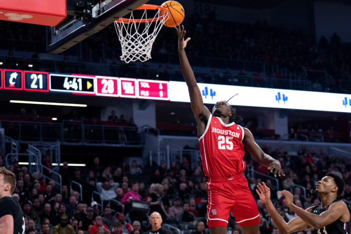 Houston Cougars forward Jarace Walker (25) lays the ball up as Cincinnati Bearcats forward Ody Oguama (33) looks on in the first half of the NCAA men s basketball game between the Cincinnati Bearcats and the Houston Cougars at Fifth Third Arena in Cincinnati on Sunday, Jan. 8, 2023. Ncaa Basketball Houston Cougars At Cincinnati Bearcats